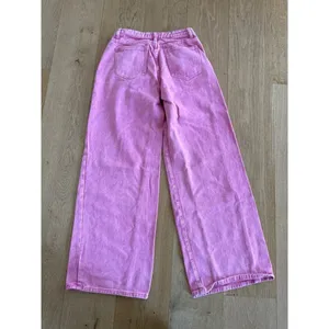 Pretty Little Thing - Baggy Wide Leg Jeans in Pink thumbnail 3