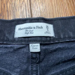 Abercrombie & Fitch Curve Love The Dad High Rise Jeans 25/0L Black Grunge Faded thumbnail 2