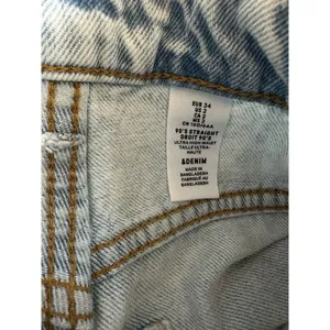 H&M &Denim 90’s Straight Ultra High Waist Jeans Wide Leg Light Distressed Size 2 thumbnail 4