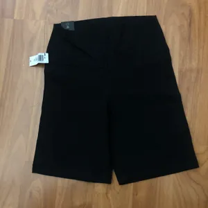 Aritzia Black Biker Shorts NWT thumbnail 4