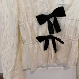 Wayf Ciana Pleated Top Sz S Bows Ivory Shirt Blouse Balletcore Plisse thumbnail 4