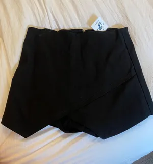Black Boutique Petal Skort thumbnail 1
