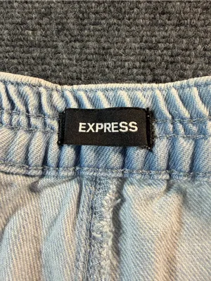 Express Light Wash High Rise Pleated Denim Shorts Size XL 3.5 Inch Inseam thumbnail 4