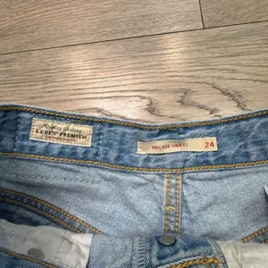 Levi's Premium Ribcage Shorts Light Wash High Rise Denim‎ Cut Off Blue Womens 24 thumbnail 3
