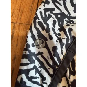 Lululemon Lined Running Shorts Womens 10 Black Print thumbnail 3