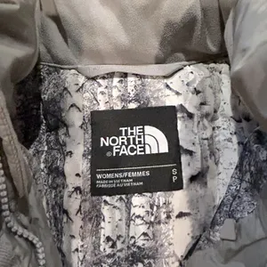 The North Face Goose Down 550 Metropolis Parka thumbnail 6