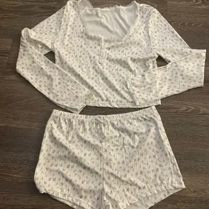 Amazon NWT Boutique Ditsy Floral Knitted Long-Sleeved Pajamas & Shorts Set. Size Medium thumbnail 8