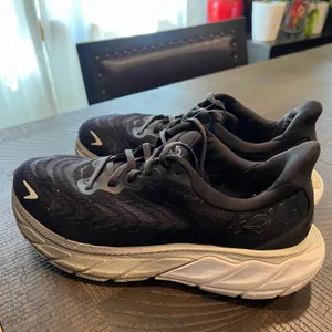 Hoka arahi 6 black and white shoes *no insoles* size 7B women thumbnail 3