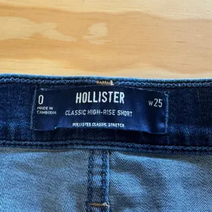 Hollister Classic High-Rise Short Distressed Denim Dark Wash Size 0 W25 Stretch thumbnail 4