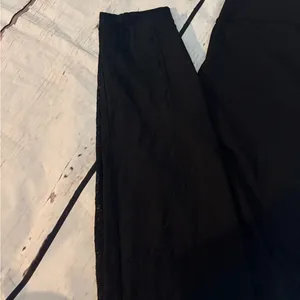 Lululemon women’s black floral mesh panel up side of leg size 6 like new thumbnail 3