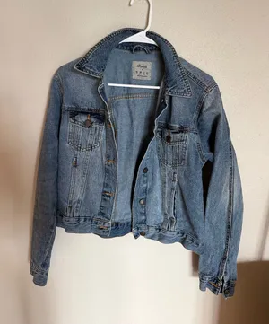 0² Denim Woman's Denim & Co. Blue Jean Jacket Size Small Description This classic Denim & Co. blue jean jacket is in excellent condition! It features a medium wash with timeless button-front styling, buttoned chest pockets, and a flattering, classic fit. Perfect for layering over dresses or casual tees. High-quality, durable denim that adds an effortless layer to any outfit. Brand: Denim & Co. Size: Small (US 6 / UK 10) Condition: Excellent, like new thumbnail 1