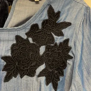 Crown & Ivy denim top with velvet floral appliqué accents & tie size M thumbnail 3