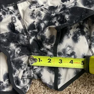 Lululemon Black Roses Speed Up Short Size 6 Black and white thumbnail 9
