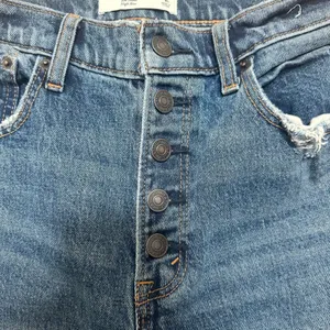 ABERCROMBIE & FITCH | The Mom High Rise Button Fly Distressed‎ Jeans, Size 29/8 thumbnail 3