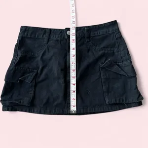 Source Unknown Black low rise cargo mini skirt thumbnail 4
