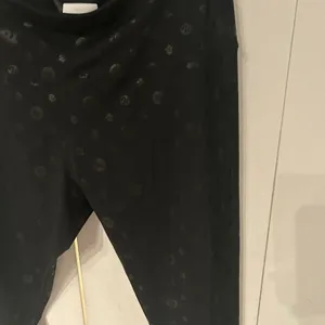 Sleek Black Leggings with Full-Length Fit thumbnail 6