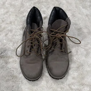 Timberland Waterproof Boots Gray Nubuck with Black‎ Snakeskin-print Woman’s Sz 7 thumbnail 3