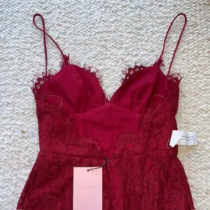 Fame and Partners The Everett Gown Floral Lace High Slit Maroon Red 0‎ thumbnail 7