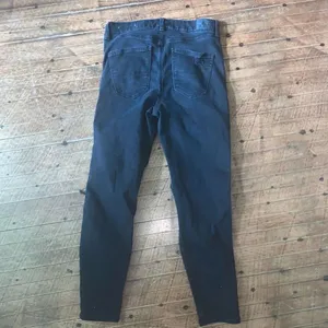 American Eagle black destroyed distressed 8 short curvy hi-rise jeggings thumbnail 4