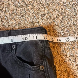 American Eagle Mom Straight Jeans 000 Ripped Distressed Black Denim‎ thumbnail 5