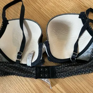Victorias Secret‎ bra thumbnail 2