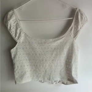 🛎️ Clearance Urban Outfitters White Puff Top Size-L thumbnail 5