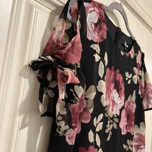 Lulus Black Pink Floral Cold Shoulder Tie Sleeve Shift Mini Dress sz Small thumbnail 5