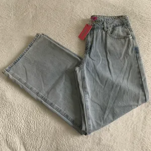 Women’s Medium EDIKTED Raelynn Washed Low Rise Baggy Jeans Light Blue NWT thumbnail 1