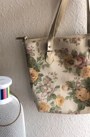 Vintage cream floral beach/picnic/ grocery casual earthy summer carry on u-shaped shoulder bag purse. thumbnail 2