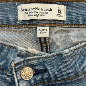 Abercrombie & Fitch Curve Love 32 14 S 90s Slim Straight Ultra High Rise Jeans thumbnail 4