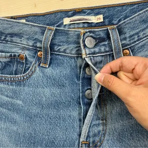Levi’s Wedgie Straight Jeans Women’s 26 Button Fly Frayed Hem Blue Denim thumbnail 8