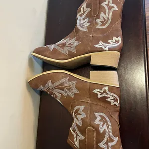Retro Women Embroidery Square Heels Slip-On Short Booties Pointed Toe thumbnail 6