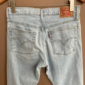 Levi’s Wedgie Skinny Jean in Light‎ Wash Size 30 thumbnail 7