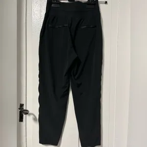 Athleta Nolita Slim Tapered Crop Black pant size 4 thumbnail 4