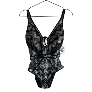 BECCA‎ Show & Tell Crochet Plunge Medium One Piece Black and White Swimsuit thumbnail 5