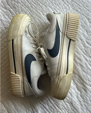 Nike Sneakers White Women’s 7 thumbnail 1