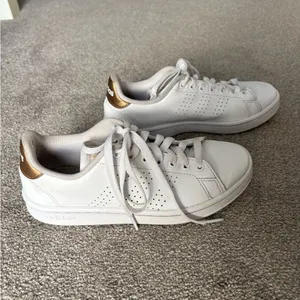 Women’s Adidas Essentials Advantage Shoes white/gold thumbnail 3