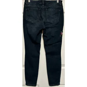 Crown & Ivy Petite Skinny Blue Jeans w/Floral‎ Pink Embroidered Design Size 6PR thumbnail 2