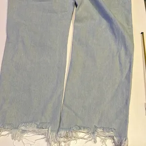 We the Free People Size 31 Mid rise Maggie Distressed Crop Jeans Raw Frayed Hem thumbnail 10