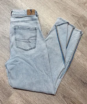 •AMERICAN EAGLE• MOM STRAIGHT JEANS thumbnail 1