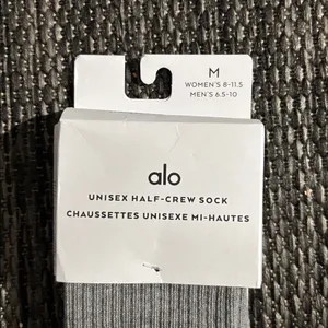 Alo Yoga Unisex Half Crew Sock Athletic Heather Grey Size Medium NEW thumbnail 3
