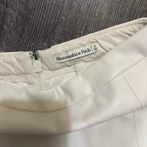 Abercrombie & Fitch size XS White faux leather mini skirt thumbnail 2