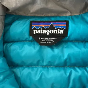 Patagonia Women's Light Gray Vest with Teal Zippers thumbnail 3