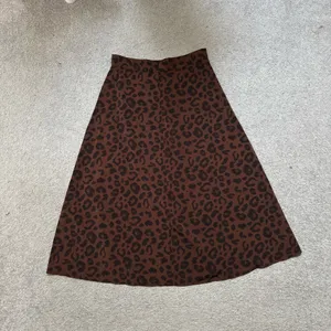 SHEIN Brown Leopard Print Midi Skirt with Side Slit thumbnail 6