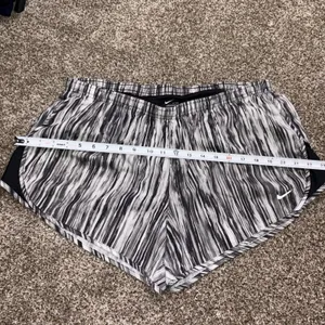 Nike Women's Multicolored Patterned Shorts XL thumbnail 4