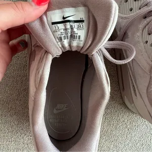 Nike Air Max 90 Rose Pink Velvet Women’s Size 7.5 thumbnail 5