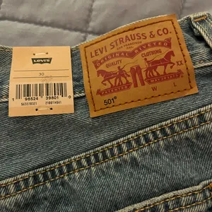 Levi's 501 Womens Denim Shorts NWT Size 30 thumbnail 3