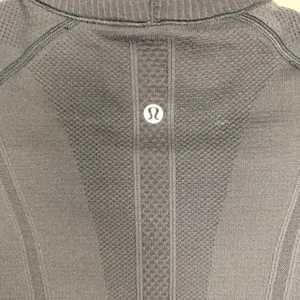 Lululemon Swiftly Tech Long Sleeve Crew Black Gray‎ Ombre Thumbhole Shirt Size 6 thumbnail 6
