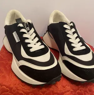 Steve Madden DIVERSION Sneakers Womens 8.5 Black White Retro Athletic Comfort thumbnail 1