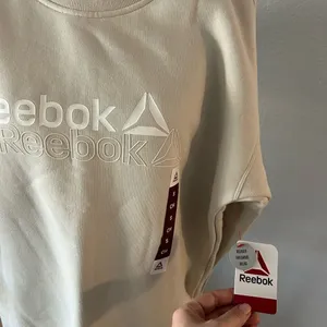 Reebok Relaxed Fit Logo Sweatshirt Pullover Cream Ivory Small NWT thumbnail 3